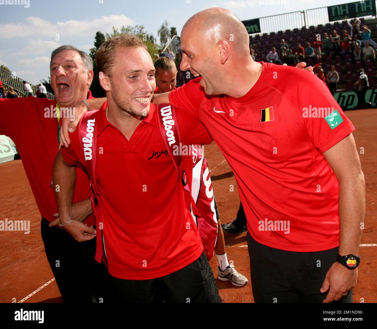 20120916 - BRUXELLES, BELGIQUE: Le Belge Steve Darcis et le capitaine de la coupe Davis Johan Van Herck célèbrent après avoir remporté le cinquième match de la coupe Davis entre la Belgique et la Suède, pour le Groupe mondial au Royal Primerose tennis Club à Bruxelles, dimanche 16 septembre 2012. Belge Steve Darcis joue le dernier des cinq jeux contre le suédois Andreas Vinciguerra. La Belgique a remporté les trois premiers matchs et est qualifiée pour le groupe mondial de la coupe Davis. BELGA PHOTO VIRGINIE LEFOUR Banque D'Images