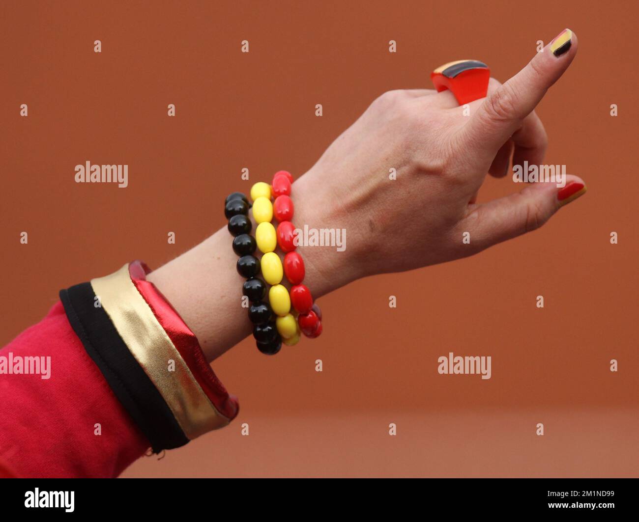 20120914 - BRUXELLES, BELGIQUE: Le bras d'un supporter avec un bracelet aux couleurs du drapeau belge photographié pendant le deuxième match de la coupe Davis entre la Belgique et la Suède, pour le Groupe mondial au Royal Primerose tennis Club à Bruxelles, le vendredi 14 septembre 2012. David Goffin belge (ATP 56) et Andreas Vinciguerra suédois jouent le deuxième des cinq matchs. BELGA PHOTO VIRGINIE LEFOUR Banque D'Images