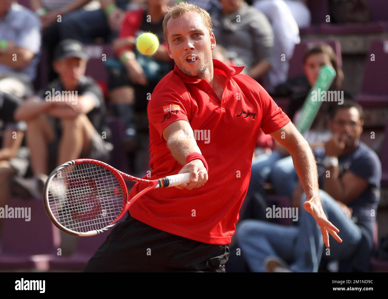 20120916 - BRUXELLES, BELGIQUE: Photo de Steve Darcis Belge lors du cinquième match de la coupe Davis entre la Belgique et la Suède, pour le Groupe mondial au Royal Primerose tennis Club à Bruxelles, dimanche 16 septembre 2012. Belge Steve Darcis joue le dernier des cinq jeux contre le suédois Andreas Vinciguerra. La Belgique a remporté les trois premiers matchs et est qualifiée pour le groupe mondial de la coupe Davis. BELGA PHOTO VIRGINIE LEFOUR Banque D'Images