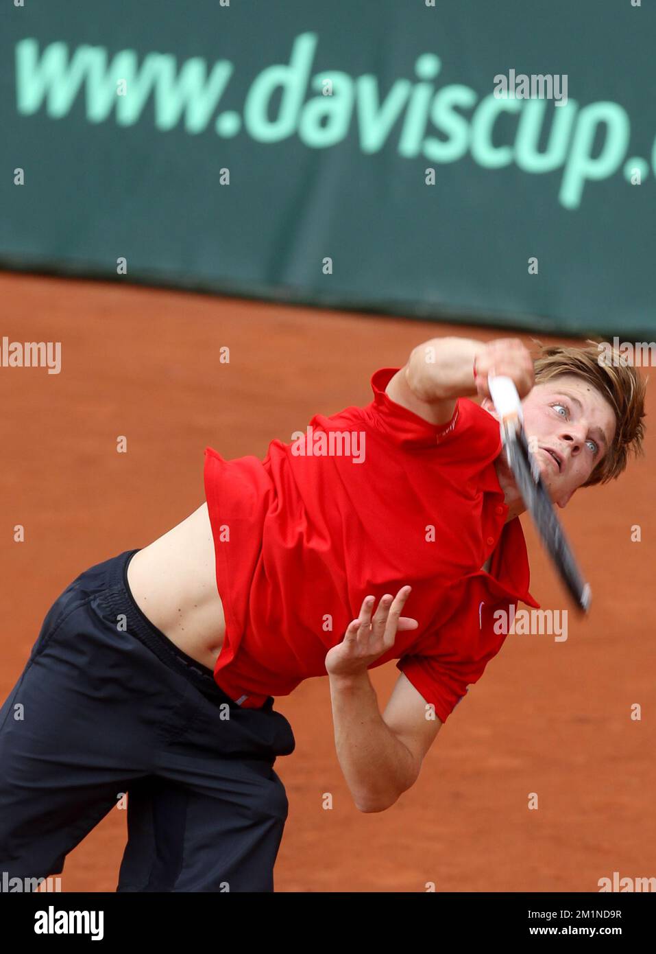 20120914 - BRUXELLES, BELGIQUE: David Goffin belge en action pendant le deuxième match de la coupe Davis entre la Belgique et la Suède, pour le Groupe mondial au Royal Primerose tennis Club à Bruxelles, le vendredi 14 septembre 2012. David Goffin belge (ATP 56) et Andreas Vinciguerra suédois jouent le deuxième des cinq matchs. BELGA PHOTO VIRGINIE LEFOUR Banque D'Images