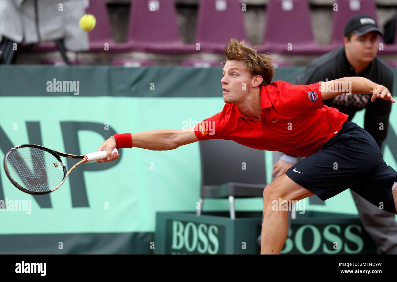 20120914 - BRUXELLES, BELGIQUE: David Goffin belge en action pendant le deuxième match de la coupe Davis entre la Belgique et la Suède, pour le Groupe mondial au Royal Primerose tennis Club à Bruxelles, le vendredi 14 septembre 2012. David Goffin belge (ATP 56) et Andreas Vinciguerra suédois jouent le deuxième des cinq matchs. BELGA PHOTO VIRGINIE LEFOUR Banque D'Images