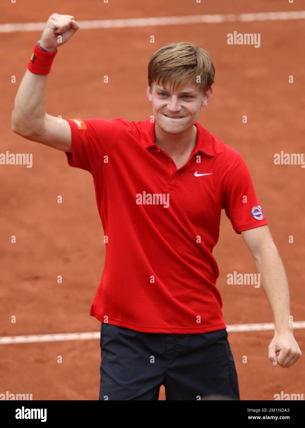 20120914 - BRUXELLES, BELGIQUE: David Goffin Belge célèbre après avoir remporté le deuxième match de la coupe Davis entre la Belgique et la Suède, pour le Groupe mondial au Royal Primerose tennis Club à Bruxelles, le vendredi 14 septembre 2012. David Goffin belge (ATP 56) et Andreas Vinciguerra suédois jouent le deuxième des cinq matchs. BELGA PHOTO VIRGINIE LEFOUR Banque D'Images
