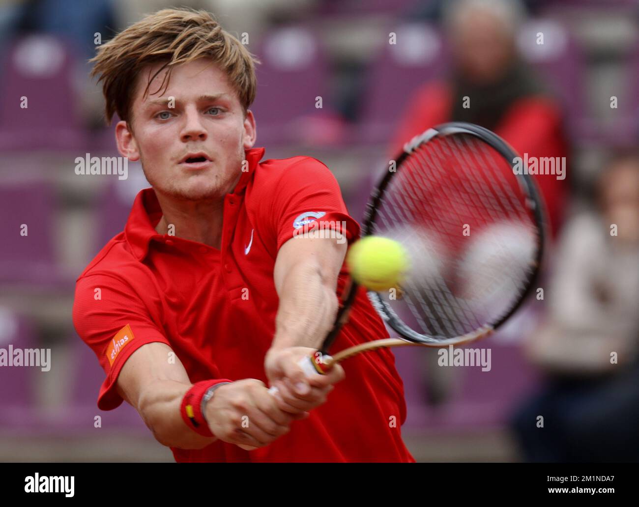 20120914 - BRUXELLES, BELGIQUE: David Goffin belge en action pendant le deuxième match de la coupe Davis entre la Belgique et la Suède, pour le Groupe mondial au Royal Primerose tennis Club à Bruxelles, le vendredi 14 septembre 2012. David Goffin belge (ATP 56) et Andreas Vinciguerra suédois jouent le deuxième des cinq matchs. BELGA PHOTO VIRGINIE LEFOUR Banque D'Images