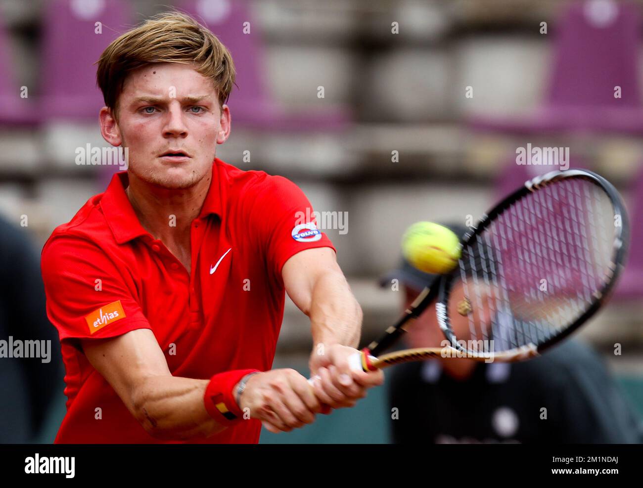 20120914 - BRUXELLES, BELGIQUE: David Goffin belge en action pendant le deuxième match de la coupe Davis entre la Belgique et la Suède, pour le Groupe mondial au Royal Primerose tennis Club à Bruxelles, le vendredi 14 septembre 2012. David Goffin belge (ATP 56) et Andreas Vinciguerra suédois jouent le deuxième des cinq matchs. BELGA PHOTO VIRGINIE LEFOUR Banque D'Images