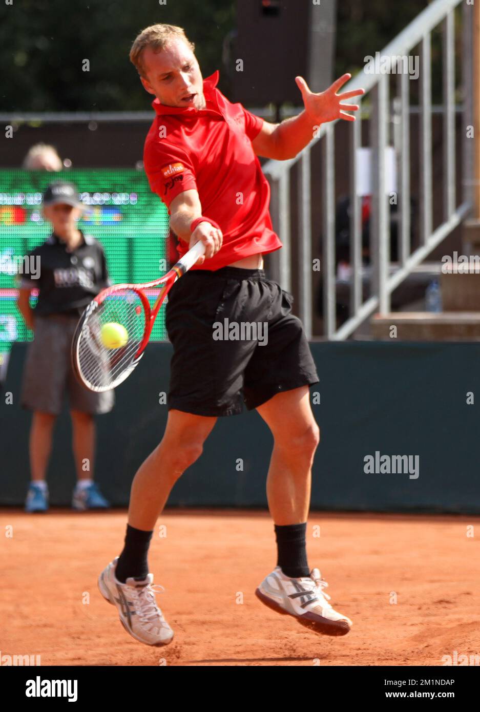 20120916 - BRUXELLES, BELGIQUE: Photo de Steve Darcis Belge lors du cinquième match de la coupe Davis entre la Belgique et la Suède, pour le Groupe mondial au Royal Primerose tennis Club à Bruxelles, dimanche 16 septembre 2012. Belge Steve Darcis joue le dernier des cinq jeux contre le suédois Andreas Vinciguerra. La Belgique a remporté les trois premiers matchs et est qualifiée pour le groupe mondial de la coupe Davis. BELGA PHOTO VIRGINIE LEFOUR Banque D'Images