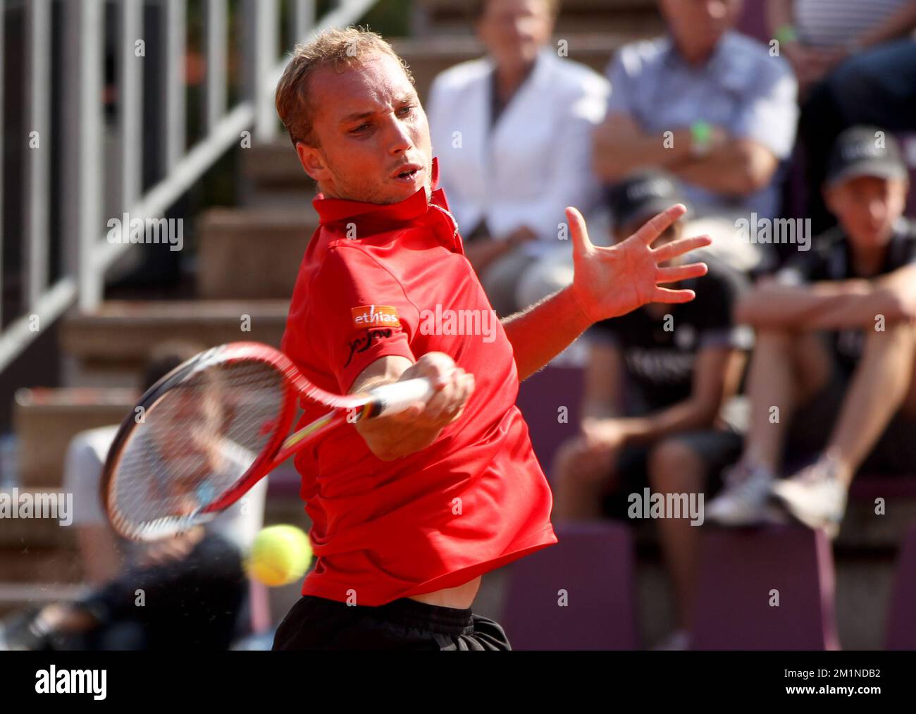 20120916 - BRUXELLES, BELGIQUE: Le Belge Steve Darcis en action pendant le cinquième match de la coupe Davis entre la Belgique et la Suède, pour le Groupe mondial au Royal Primerose tennis Club à Bruxelles, le dimanche 16 septembre 2012. Belge Steve Darcis joue le dernier des cinq jeux contre le suédois Andreas Vinciguerra. La Belgique a remporté les trois premiers matchs et est qualifiée pour le groupe mondial de la coupe Davis. BELGA PHOTO VIRGINIE LEFOUR Banque D'Images