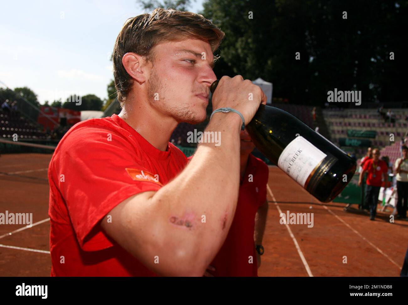 20120916 - BRUXELLES, BELGIQUE: David Goffin belge célèbre après avoir remporté le cinquième match de la coupe Davis entre la Belgique et la Suède, pour le Groupe mondial au Royal Primerose tennis Club à Bruxelles, le dimanche 16 septembre 2012. Belge Steve Darcis joue le dernier des cinq jeux contre le suédois Andreas Vinciguerra. La Belgique a remporté les trois premiers matchs et est qualifiée pour le groupe mondial de la coupe Davis. BELGA PHOTO VIRGINIE LEFOUR Banque D'Images