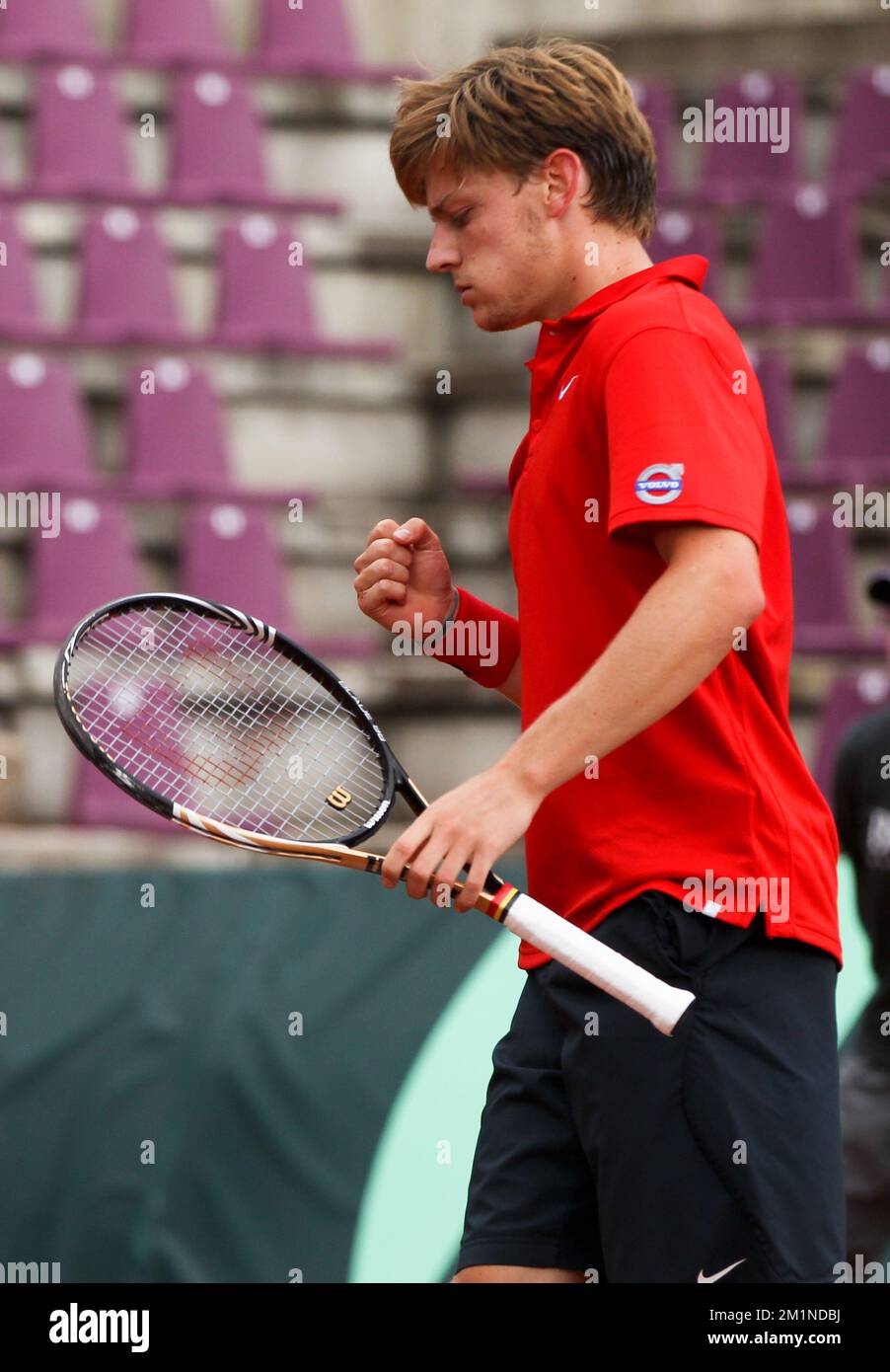 20120914 - BRUXELLES, BELGIQUE: David Goffin Belge célèbre lors du deuxième match de la coupe Davis entre la Belgique et la Suède, pour le Groupe mondial au Royal Primerose tennis Club à Bruxelles, le vendredi 14 septembre 2012. David Goffin belge (ATP 56) et Andreas Vinciguerra suédois jouent le deuxième des cinq matchs. BELGA PHOTO VIRGINIE LEFOUR Banque D'Images