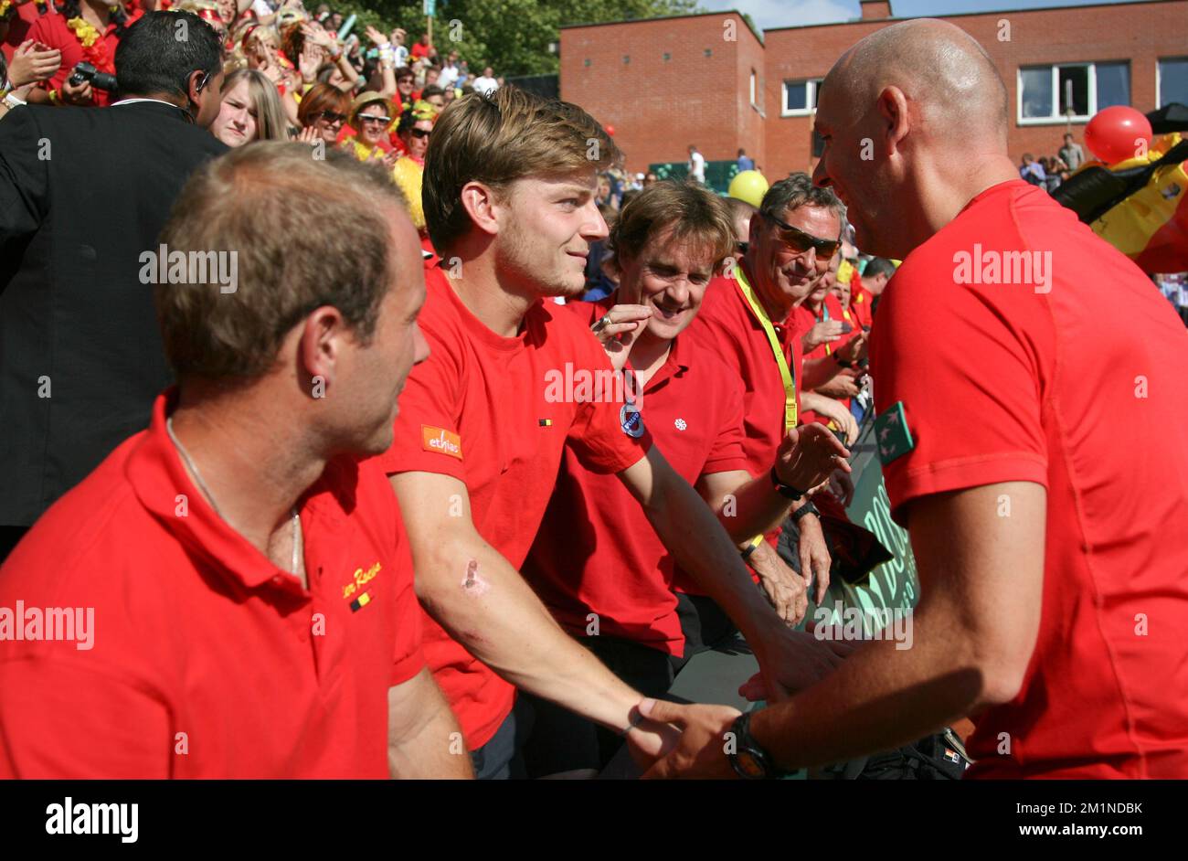 20120916 - BRUXELLES, BELGIQUE: Olivier Rochus belge, David Goffin belge et capitaine de la coupe Davis Johan Van Herck le cinquième match de la coupe Davis entre la Belgique et la Suède, pour le Groupe mondial au Royal Primerose tennis Club à Bruxelles, dimanche 16 septembre 2012. Belge Steve Darcis joue le dernier des cinq jeux contre le suédois Andreas Vinciguerra. La Belgique a remporté les trois premiers matchs et est qualifiée pour le groupe mondial de la coupe Davis. BELGA PHOTO VIRGINIE LEFOUR Banque D'Images