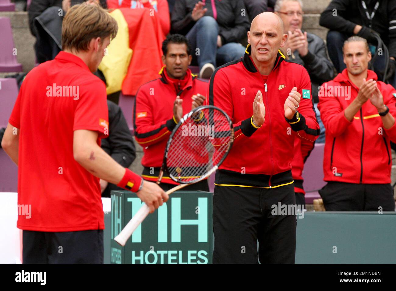 20120914 - BRUXELLES, BELGIQUE : Johan Van Herck, capitaine de la coupe Davis, célèbre lors du deuxième match de la coupe Davis entre la Belgique et la Suède, pour le Groupe mondial au Royal Primerose tennis Club à Bruxelles, le vendredi 14 septembre 2012. Le belge David Goffin (ATP 56) et le suédois Andreas Vinciguerra jouent le deuxième du cinquième match. BELGA PHOTO VIRGINIE LEFOUR Banque D'Images