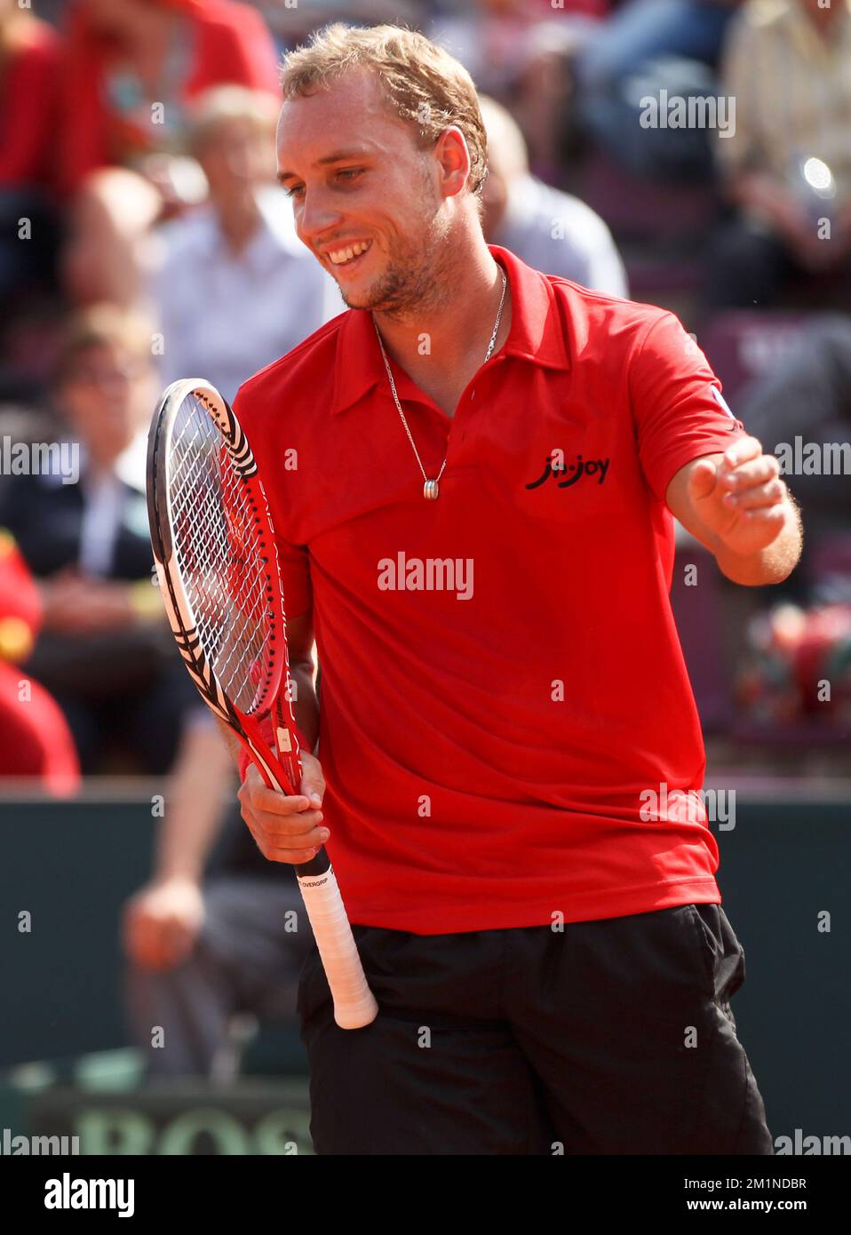 20120916 - BRUXELLES, BELGIQUE: Photo de Steve Darcis Belge lors du cinquième match de la coupe Davis entre la Belgique et la Suède, pour le Groupe mondial au Royal Primerose tennis Club à Bruxelles, dimanche 16 septembre 2012. Belge Steve Darcis joue le dernier des cinq jeux contre le suédois Andreas Vinciguerra. La Belgique a remporté les trois premiers matchs et est qualifiée pour le groupe mondial de la coupe Davis. BELGA PHOTO VIRGINIE LEFOUR Banque D'Images