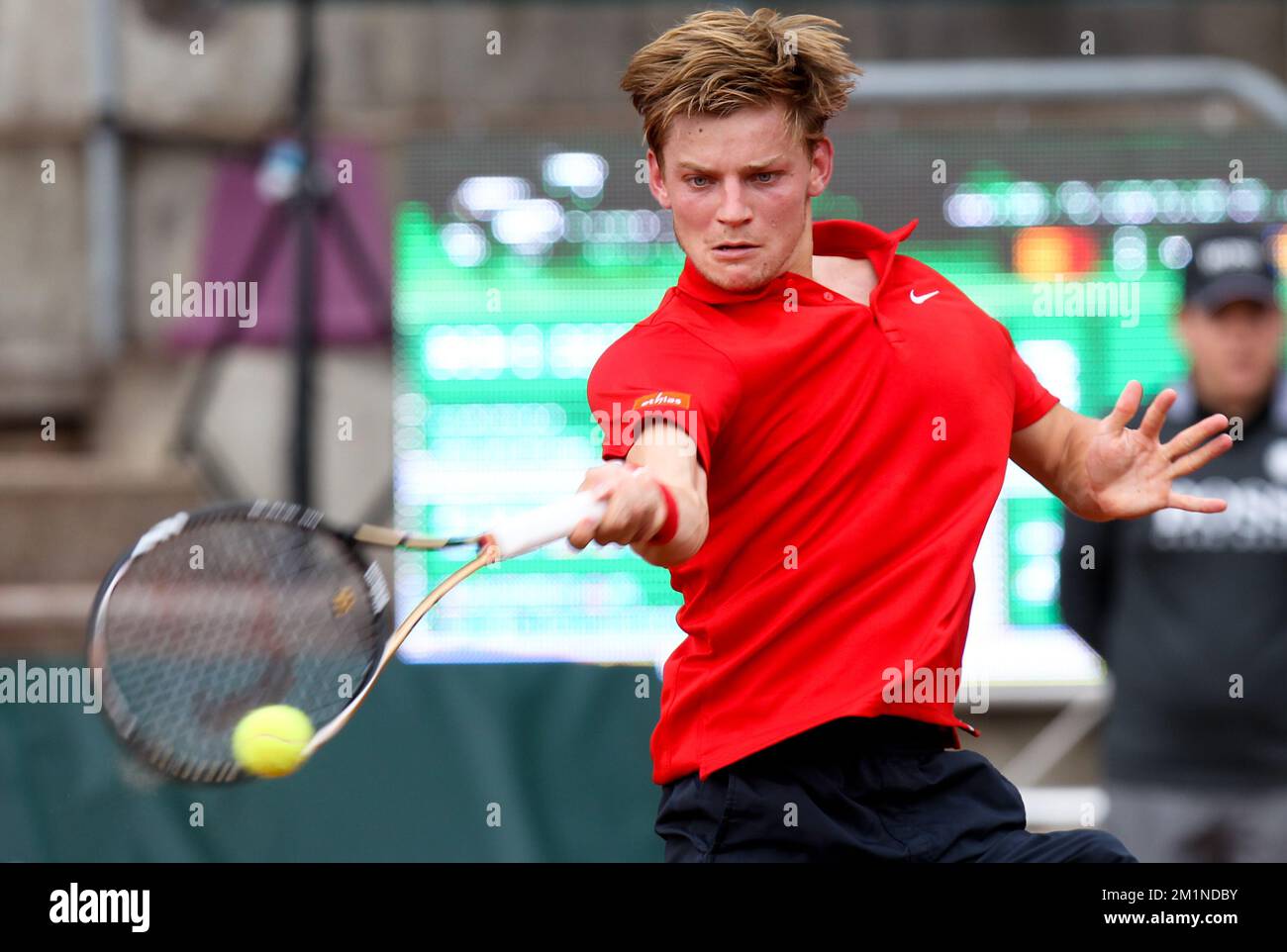 20120914 - BRUXELLES, BELGIQUE: David Goffin belge en action pendant le deuxième match de la coupe Davis entre la Belgique et la Suède, pour le Groupe mondial au Royal Primerose tennis Club à Bruxelles, le vendredi 14 septembre 2012. David Goffin belge (ATP 56) et Andreas Vinciguerra suédois jouent le deuxième des cinq matchs. BELGA PHOTO VIRGINIE LEFOUR Banque D'Images