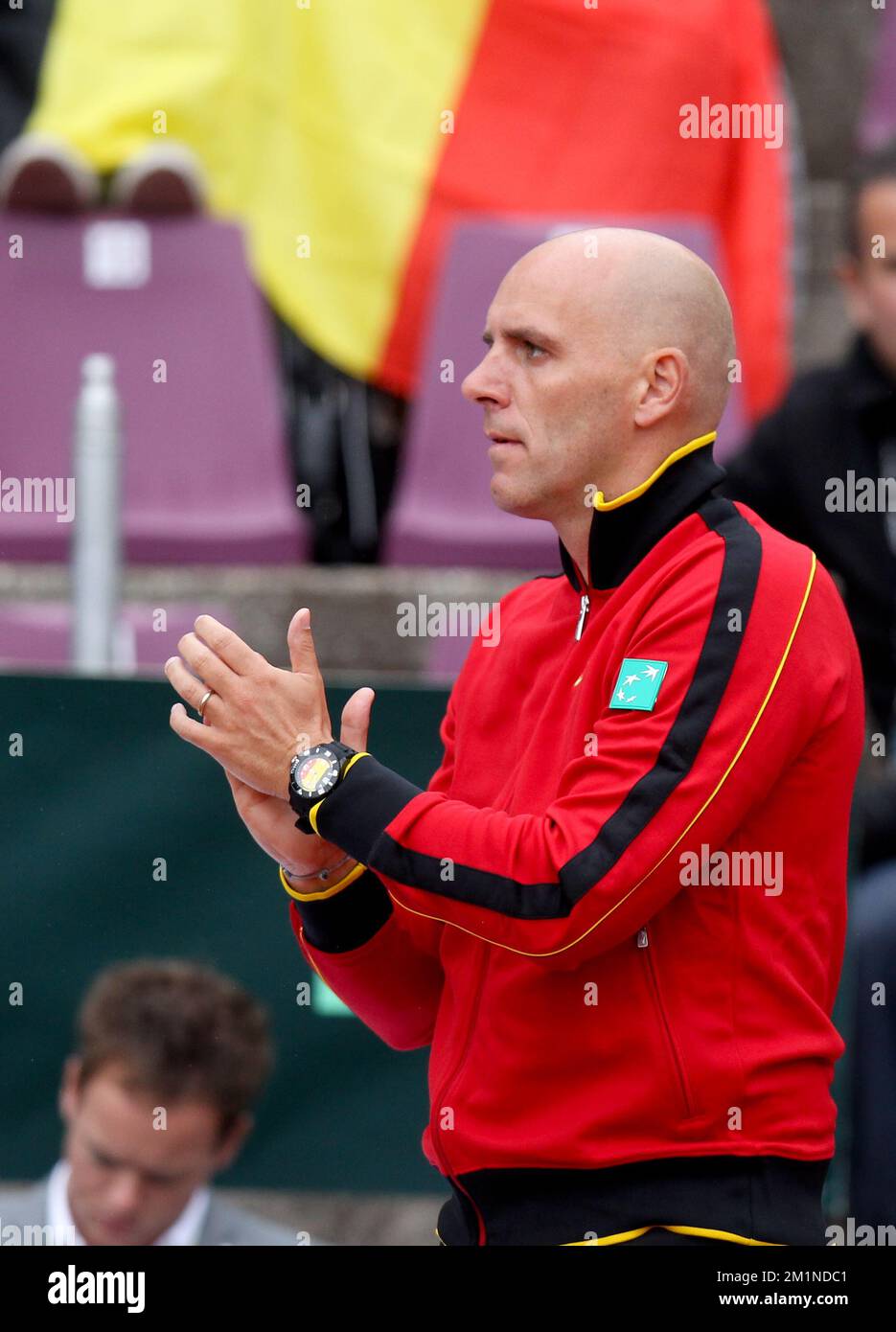 20120914 - BRUXELLES, BELGIQUE: Le capitaine de la coupe Davis Johan Van Herck photographié pendant le deuxième match de la coupe Davis entre la Belgique et la Suède, pour le Groupe mondial au Royal Primerose tennis Club à Bruxelles, le vendredi 14 septembre 2012. David Goffin belge (ATP 56) et Andreas Vinciguerra suédois jouent le deuxième des cinq matchs. BELGA PHOTO VIRGINIE LEFOUR Banque D'Images