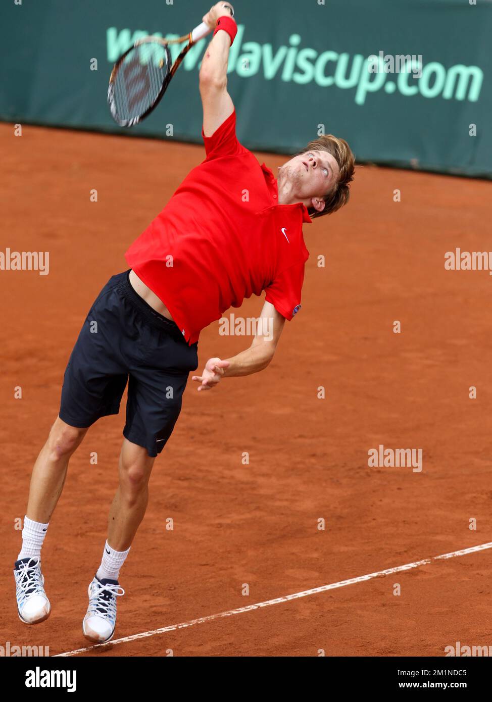 20120914 - BRUXELLES, BELGIQUE: David Goffin belge en action pendant le deuxième match de la coupe Davis entre la Belgique et la Suède, pour le Groupe mondial au Royal Primerose tennis Club à Bruxelles, le vendredi 14 septembre 2012. David Goffin belge (ATP 56) et Andreas Vinciguerra suédois jouent le deuxième des cinq matchs. BELGA PHOTO VIRGINIE LEFOUR Banque D'Images