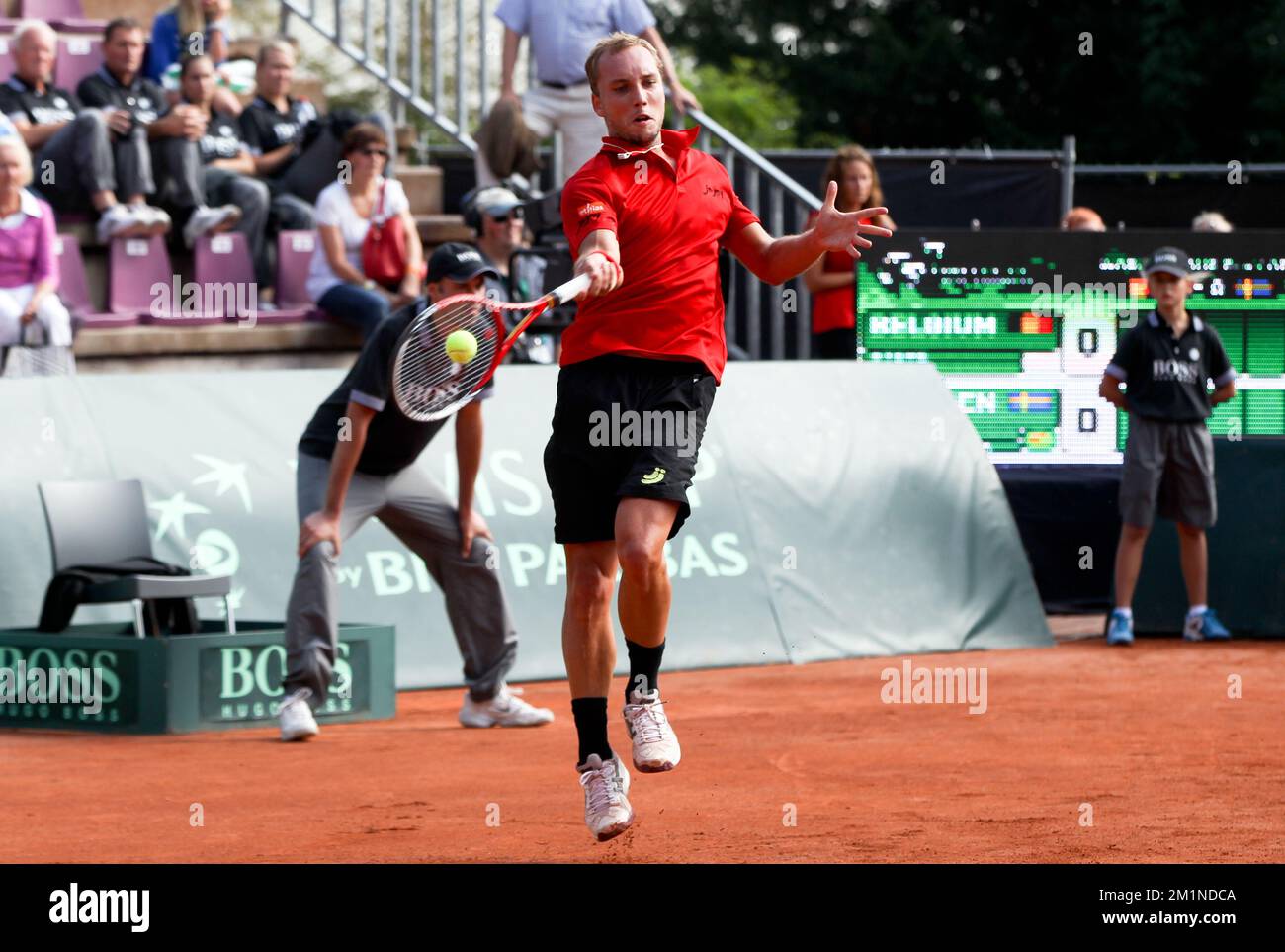 20120916 - BRUXELLES, BELGIQUE: Le Belge Steve Darcis en action pendant le cinquième match de la coupe Davis entre la Belgique et la Suède, pour le Groupe mondial au Royal Primerose tennis Club à Bruxelles, le dimanche 16 septembre 2012. Belge Steve Darcis joue le dernier des cinq jeux contre le suédois Andreas Vinciguerra. La Belgique a remporté les trois premiers matchs et est qualifiée pour le groupe mondial de la coupe Davis. BELGA PHOTO VIRGINIE LEFOUR Banque D'Images