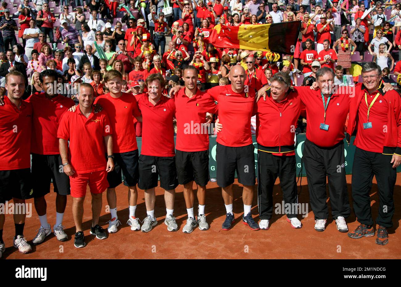 20120916 - BRUXELLES, BELGIQUE: L'équipe belge célèbre après avoir remporté le cinquième match de la coupe Davis entre la Belgique et la Suède, pour le Groupe mondial au Royal Primerose tennis Club à Bruxelles, le dimanche 16 septembre 2012. Belge Steve Darcis joue le dernier des cinq jeux contre le suédois Andreas Vinciguerra. La Belgique a remporté les trois premiers matchs et est qualifiée pour le groupe mondial de la coupe Davis. BELGA PHOTO VIRGINIE LEFOUR Banque D'Images