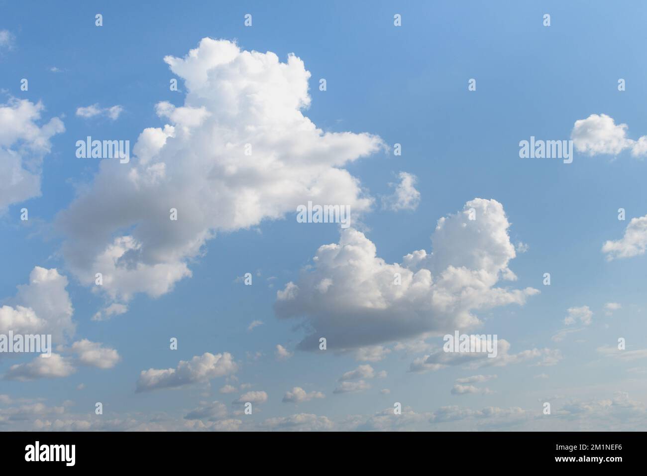 Ciel d'été avec nuages. copier l'espace Banque D'Images