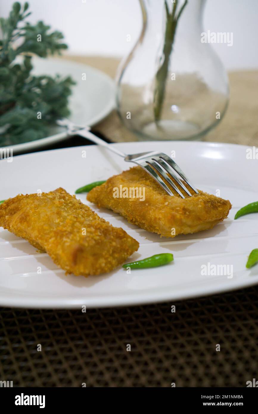 Rougut, bœuf fumé au lumpia et au risol, nourriture traditionnelle indonésienne sur plaque blanche Banque D'Images