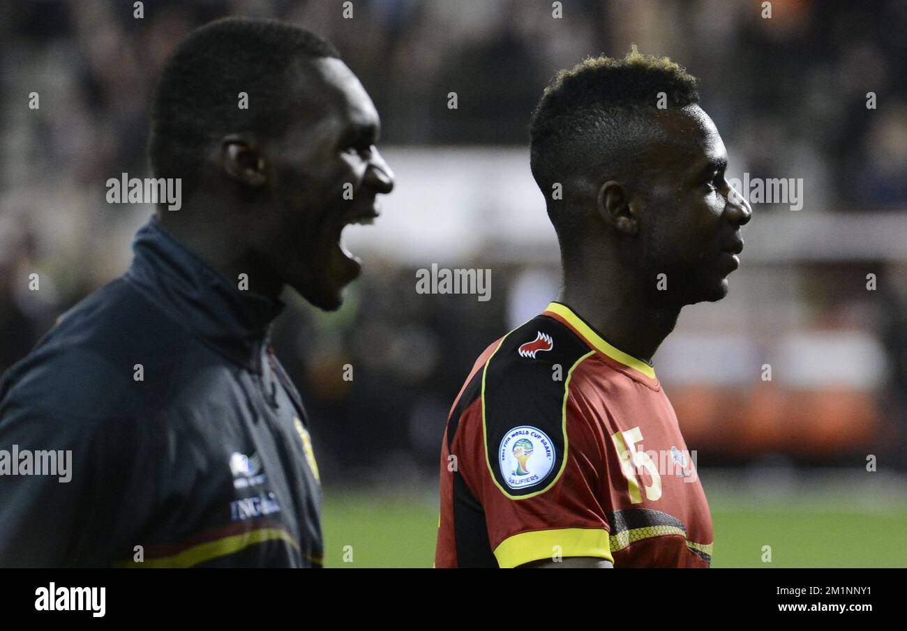 20121016 - BRUXELLES, BELGIQUE : Christian Benteke de Belgique et petit-Pele Ilombe Mboyo de Belgique photographiés lors d'un match des Red Devils, l'équipe nationale belge de football, contre l'Écosse, quatrième match de qualification pour les Championnats du monde de football 2014, mardi 16 octobre 2012 au Stade Roi Baudouin (Stade Roi Baudouin/Koning Boudewijnstadion), à Bruxelles. Au début du match, la Belgique dirige le groupe A. BELGA PHOTO DIRK WAEM Banque D'Images