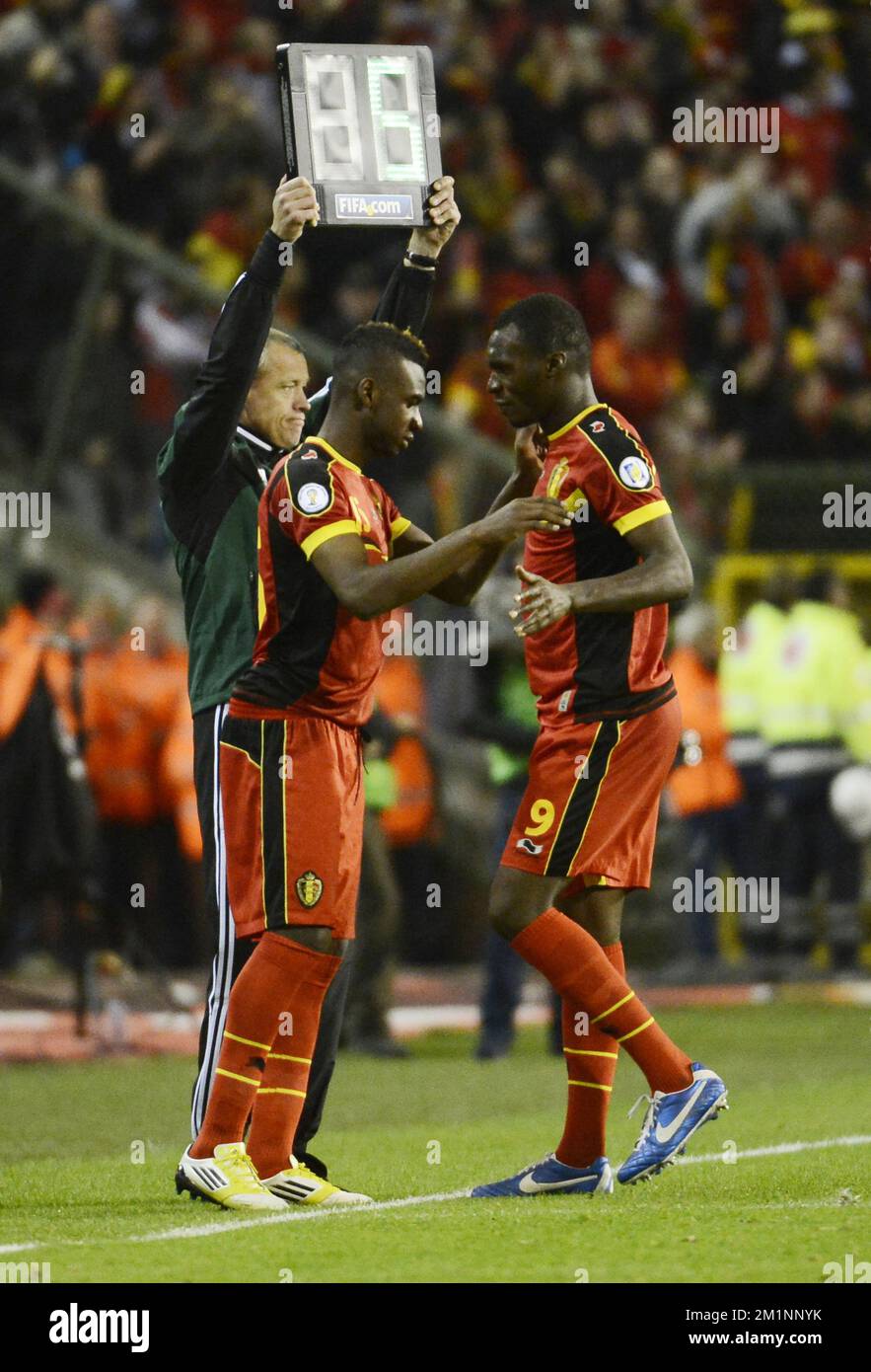 20121016 - BRUXELLES, BELGIQUE: Le petit-Pele de Belgique Ilombe Mboyo remplace le Christian Benteke de Belgique lors d'un match des Red Devils, l'équipe nationale belge de football, contre l'Écosse, le quatrième match de qualification pour les Championnats du monde de football 2014, mardi 16 octobre 2012 au Stade Roi Baudouin (Stade Roi Baudouin/Koning Boudewijnstadion), à Bruxelles. Au début du match, la Belgique dirige le groupe A. BELGA PHOTO DIRK WAEM Banque D'Images