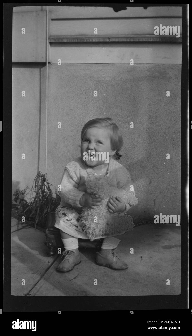 Bébé , bébés, animaux en peluche jouets. Collection de négatifs photographiques Samuel Chamberlain Banque D'Images