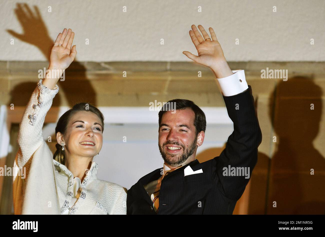 20121020 - LUXEMBOURG, LUXEMBOURG : la comtesse luxembourgeoise Stephanie de Lannoy et le prince héritier Guillaume de Luxembourg se font passer devant le public avant les feux et les concerts, à l'occasion du mariage du prince héritier Guillaume de Luxembourg et de la princesse Stephanie, samedi 20 octobre 2012, à Luxembourg. Les célébrations du mariage durent deux jours. BELGA PHOTO BENOIT DOPPAGNE Banque D'Images