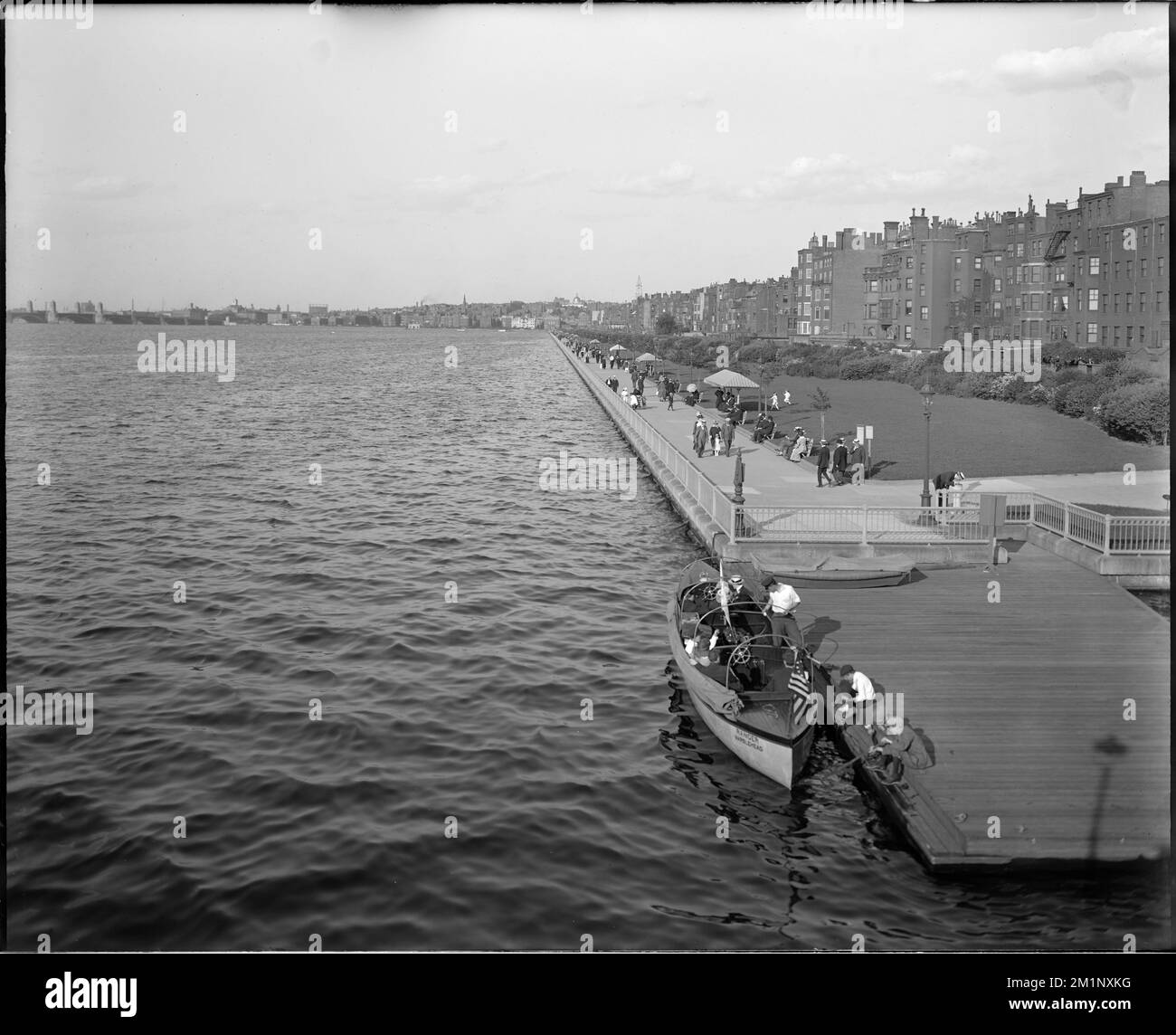 Back Bay, vue sur le front de mer, en regardant vers le pont de Longfellow, les fronts de mer, les bateaux. Collection Leon Abdalian Banque D'Images