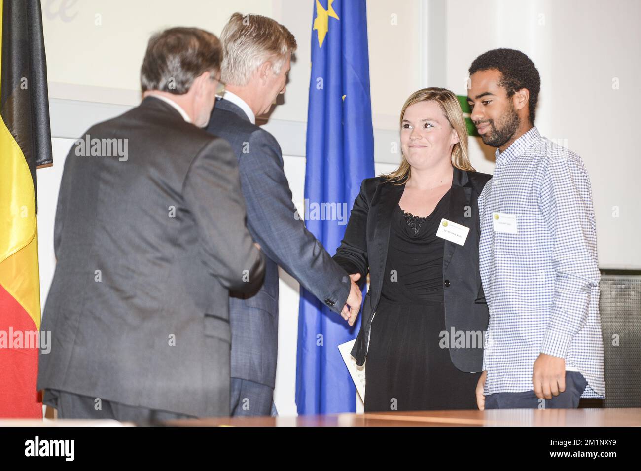 20121026 - BRUXELLES, BELGIQUE : Kelly de Munck et Jazzy Gerard (Gand) reçoivent une médaille du prince héritier Philippe de Belgique à l'occasion du 100th anniversaire du « Carnegie Hero Fund », vendredi 26 octobre 2012, à Bruxelles. Le Carnegie Hero Fund reconnaît les personnes qui accomplissent des actes extraordinaires d'héroïsme dans la vie civile. La fondation a été établie par l'industriel écossais-américain Andrew Carnegie. BELGA PHOTO LAURIE DIEFFEMBACQ Banque D'Images