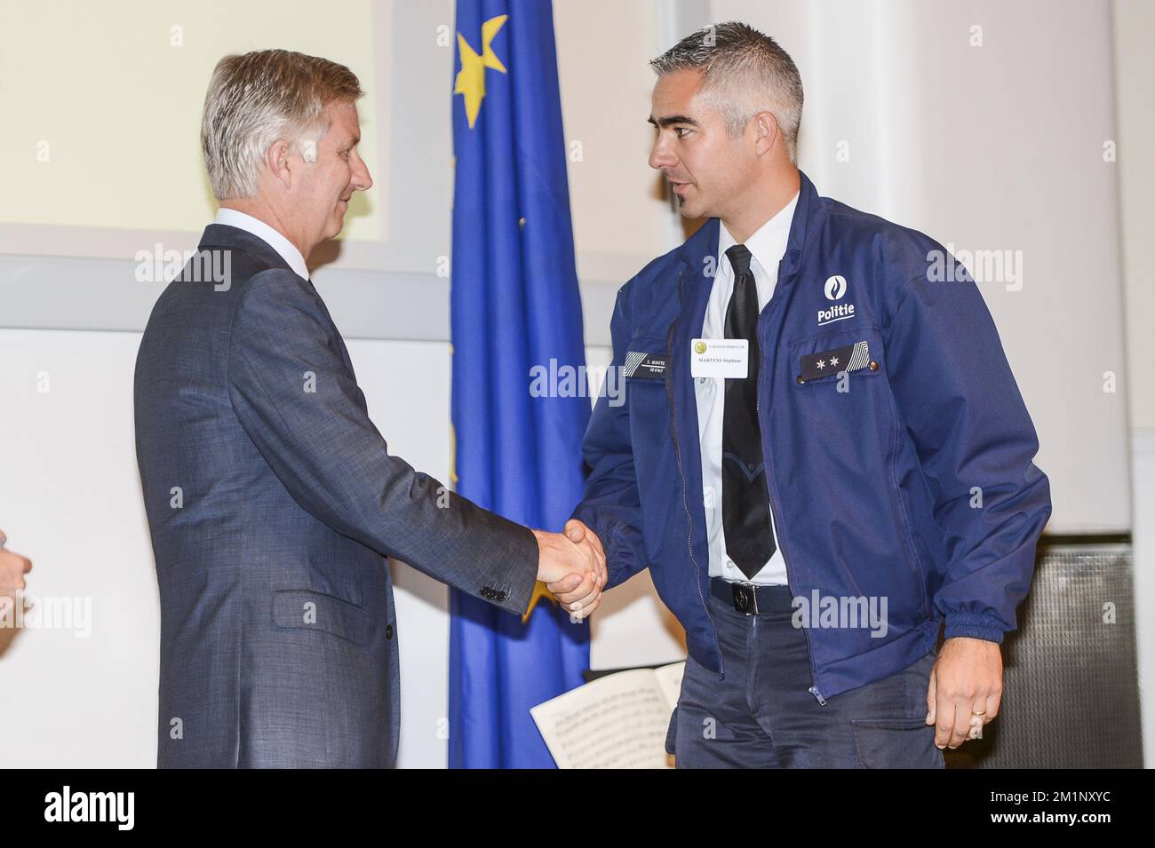 20121026 - BRUXELLES, BELGIQUE: Stephane Martens (Roeselare) reçoit une médaille du prince héritier Philippe de Belgique à l'occasion du 100th anniversaire de la "Carnegie Hero Fund", vendredi 26 octobre 2012, à Bruxelles. Le Carnegie Hero Fund reconnaît les personnes qui accomplissent des actes extraordinaires d'héroïsme dans la vie civile. La fondation a été établie par l'industriel écossais-américain Andrew Carnegie. BELGA PHOTO LAURIE DIEFFEMBACQ Banque D'Images