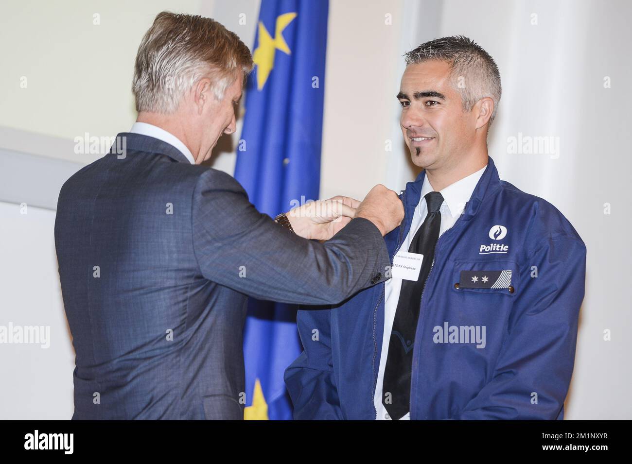 20121026 - BRUXELLES, BELGIQUE: Stephane Martens (Roeselare) reçoit une médaille du prince héritier Philippe de Belgique à l'occasion du 100th anniversaire de la "Carnegie Hero Fund", vendredi 26 octobre 2012, à Bruxelles. Le Carnegie Hero Fund reconnaît les personnes qui accomplissent des actes extraordinaires d'héroïsme dans la vie civile. La fondation a été établie par l'industriel écossais-américain Andrew Carnegie. BELGA PHOTO LAURIE DIEFFEMBACQ Banque D'Images