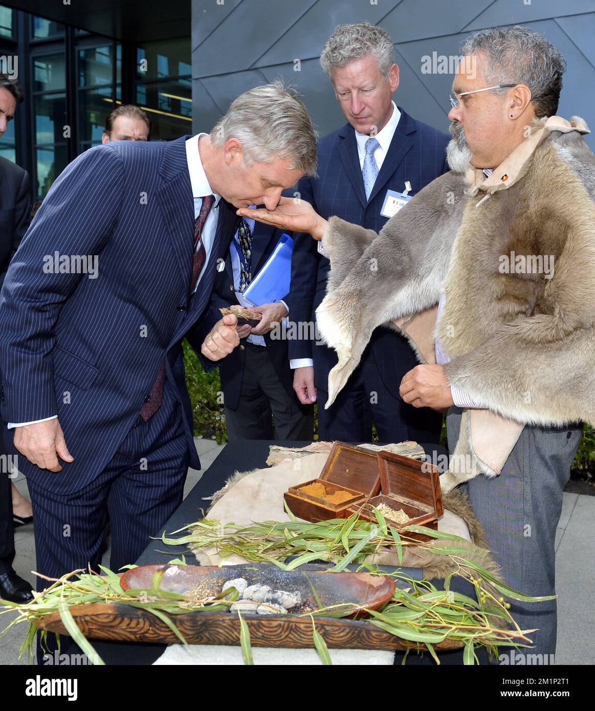 20121119 - PERTH, AUSTRALIE : le prince héritier Philippe de Belgique et le ministre de la Défense Pieter de CREM photographiés lors d'une cérémonie de tabagisme à l'Université Curtin le deuxième jour d'une mission économique en Australie et en Nouvelle-Zélande, le lundi 19 novembre 2012. BELGA PHOTO ERIC LALMAND Banque D'Images