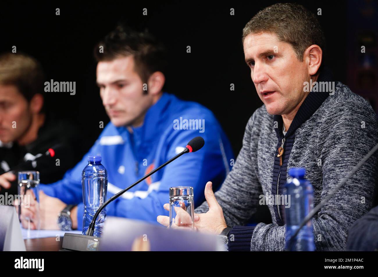 20121121 - BRUGGE, BELGIQUE: Carl Hoefkens du Club et Juan Carlos Garrido, entraîneur-chef du Club, photographiés lors d'une conférence de presse du Club belge de Brugge, le mercredi 21 novembre 2012 à Brugge. Le Club Brugge jouera un match de la cinquième journée dans le Groupe D dans le tournoi Europa League, contre Bordeaux, demain. BELGA PHOTO BRUNO FAHY Banque D'Images
