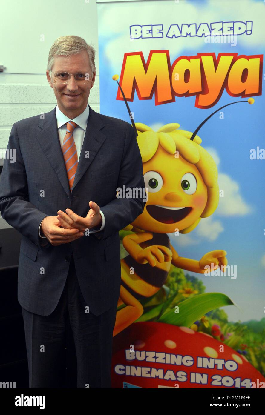 20121122 - SYDNEY, AUSTRALIE : le Prince héritier Philippe de Belgique pose à côté d'une exposition de la figure de dessin animé « Maya the Bee » lors d'une visite aux Productions Flying Bark le cinquième jour d'une mission économique en Australie et en Nouvelle-Zélande, le jeudi 22 novembre 2012. BELGA PHOTO ERIC LALMAND Banque D'Images