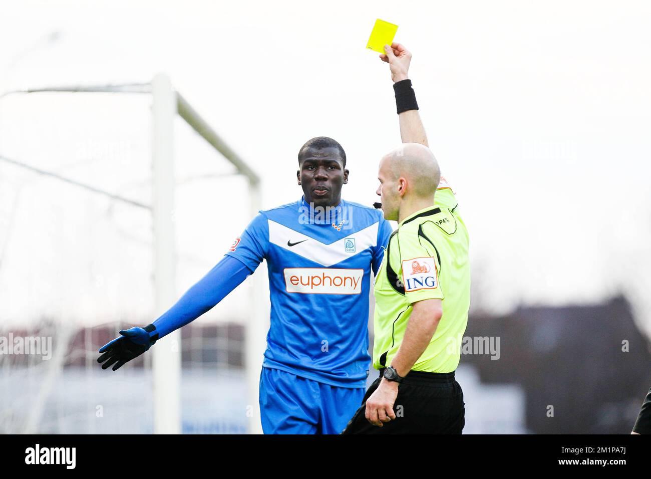 20121216 - WAREGEM, BELGIQUE: CORRECTION 05 Kalidou Koulibaly de Genk reçoit une carte jaune de l'arbitre lors du match de Jupiler Pro League entre Zulte Waregem et RC Genk, à Waregem, dimanche 16 décembre 2012, le jour 20 du championnat belge de football. BELGA PHOTO BRUNO FAHY Banque D'Images