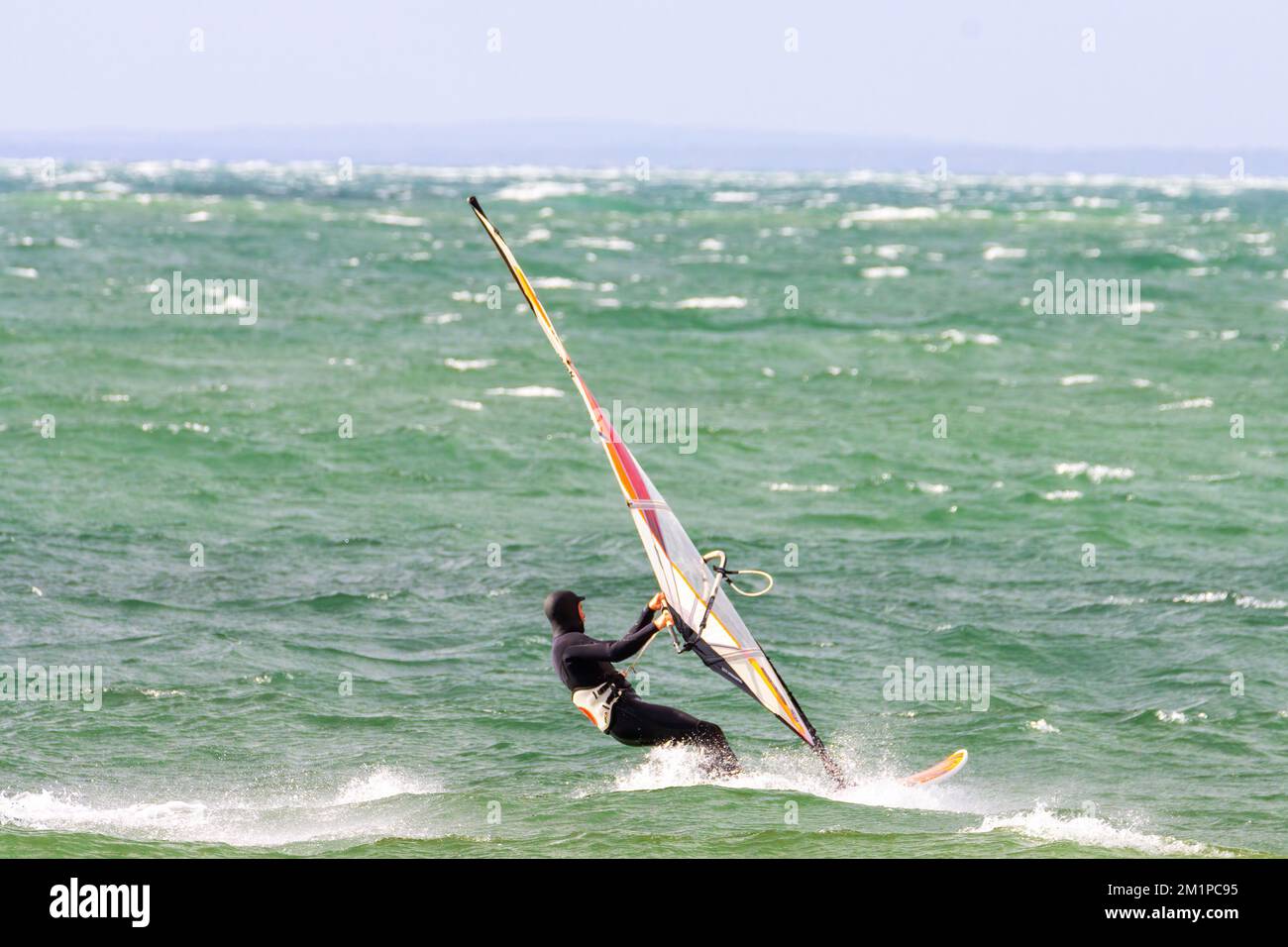 Motala Suède octobre 2022 les surfeurs et les kitesurfers partagent des eaux à Varamon, la plus grande plage du lac des Scandinaves, vent très fort ce jour Banque D'Images