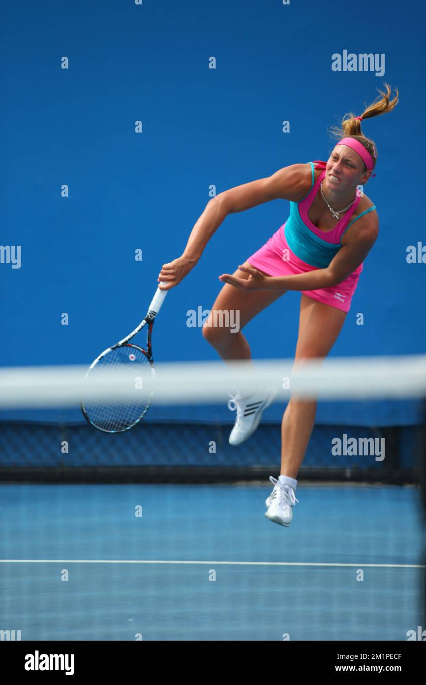 20130118 - MELBOURNE, AUSTRALIE : Le Belge Yanina Wickmayer en action lors du match entre le Belge Yanina Wickmayer et le russe Svetlana Kuznetsova contre l'espagnol Nuria Llagostera et le chinois Jie Zheng, lors du deuxième tour du tournoi féminin de double au Grand Chelem 'Open d'Australie', le vendredi 18 janvier 2013 à Melbourne Park, Melbourne, en Australie. BELGA PHOTO PATRICK HAMILTON Banque D'Images