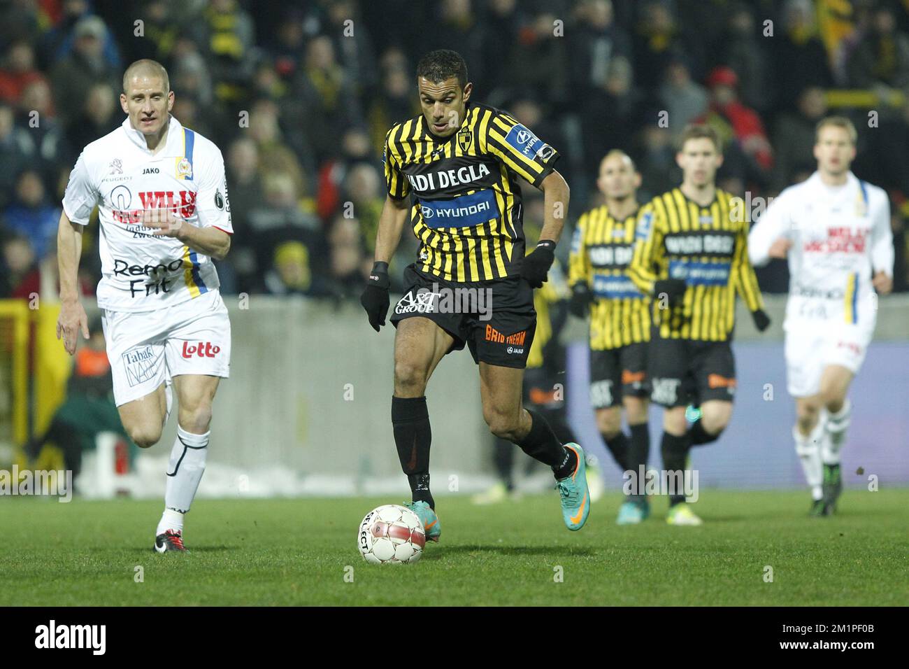 20130119 - LIER, BELGIQUE : Bas Sibum de Waasland-Beveren et Mohamed Elgabas de Lierse photographiés lors du match de la Jupiler Pro League entre Lierse SK et Waasland-Beveren, à Lier, samedi 19 janvier 2013, le 23 jour du championnat belge de football. BELGA PHOTO KRISTOF VAN ACCOM Banque D'Images