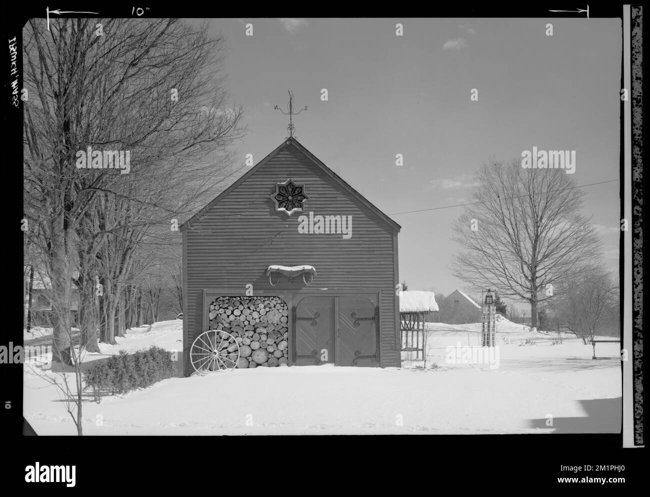 Grange - bois, neige , Architecture, Barns, neige. Collection de négatifs photographiques Samuel Chamberlain Banque D'Images