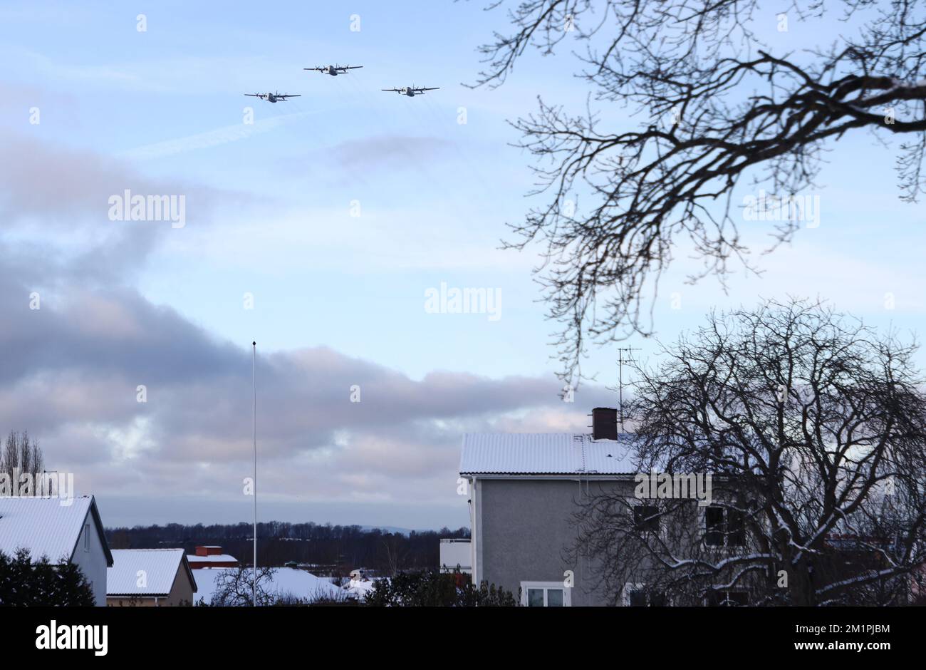 L'avion de transport TP 84 Hercules de la Force aérienne suédoise, de Flygflottilj de Skaraborg, F7 ans, lors d'un vol au-dessus de Motala, mardi. Vol de formation - le vol d'arbre de Noël, est un moyen pour l'armée de l'air de montrer sa présence, en tant que garant de la sécurité des citoyens contre les menaces extérieures, dans des endroits où les forces armées suédoises peuvent ne pas être vues très souvent, écrit les Forces armées suédoises dans un communiqué de presse. Banque D'Images