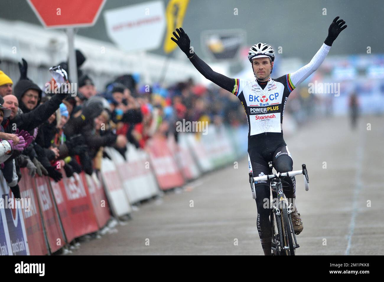 Le Belge Niels Albert célèbre alors qu'il franchit la ligne d'arrivée pour gagner l'internationale Sluitingsprijs Oostmalle cyclocross course, la dernière étape de la Bpost Bank Trofee Cyclocross compétition, dimanche 24 février 2013 à Oostmalle. Banque D'Images