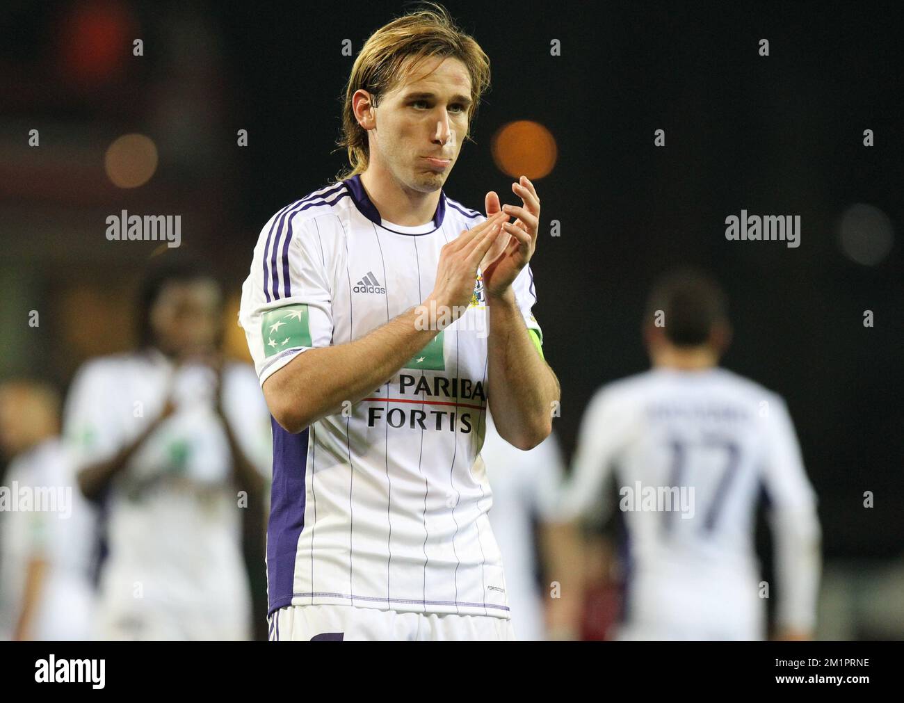 Lucas Biglia d'Anderlecht semble abattu après le match de la Jupiler Pro League de Play-off 1, entre Zulte Waregem et Anderlecht, à Waregem, le dimanche 21 avril 2013, le jour 5 du Play-off 1 du championnat belge de football. BELGA PHOTO VIRGINIE LEFOUR Banque D'Images