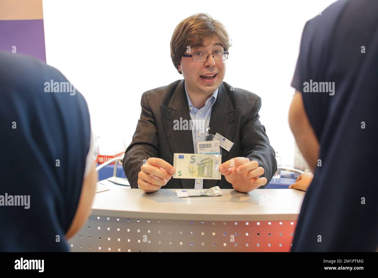 L'illustration montre un homme montrant la nouvelle note de 5 euros pendant la journée portes ouvertes des institutions européennes à Bruxelles, le samedi 04 mai 2013. Banque D'Images