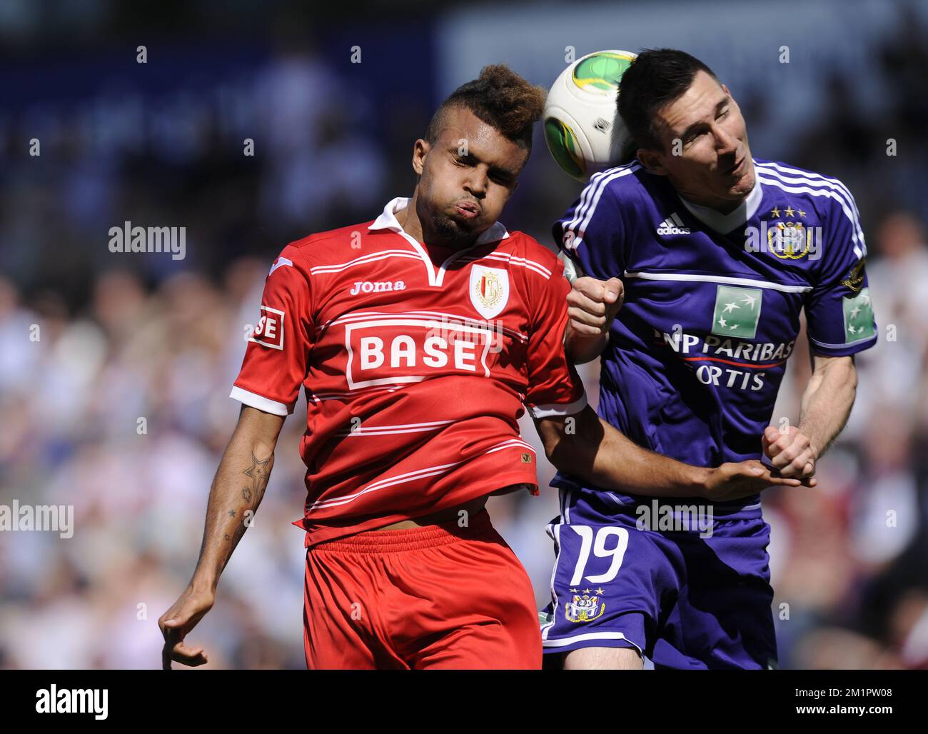 Frederic Bulot de Standard et Sacha Kljestan d'Anderlecht se battent pour  le ballon lors du match de la Jupiler Pro League de Play-off 1, entre RSC  Anderlecht et Standard, à Bruxelles, le