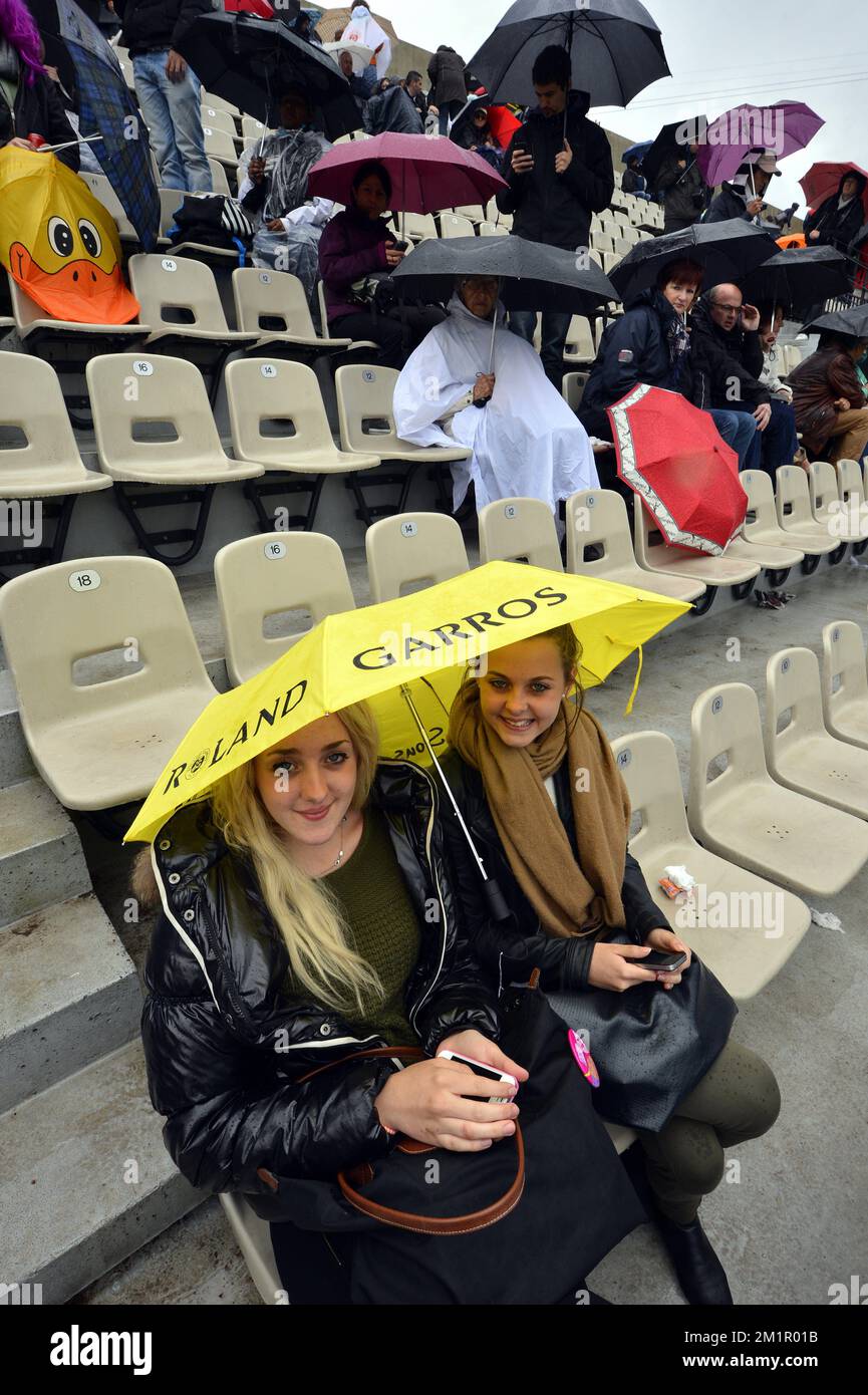 20130528 - PARIS, FRANCE: Illustration montre des gens avec des parapluies  comme il pleut et les jeux ont été reportés au tournoi de tennis français Roland  Garros 2013, au stade Roland Garros