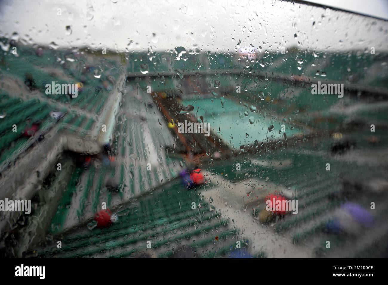 L'illustration montre le court couvert quand la pluie tombe le cinquième jour du tournoi Roland Garros 2013, ouvert au tennis français, au stade Roland Garros à Paris, le jeudi 30 mai 2013. Le tournoi de tennis Roland Garros Grand Chelem se déroule du 21 mai au 09 juin 2013. BELGA PHOTO ERIC LALMAND Banque D'Images