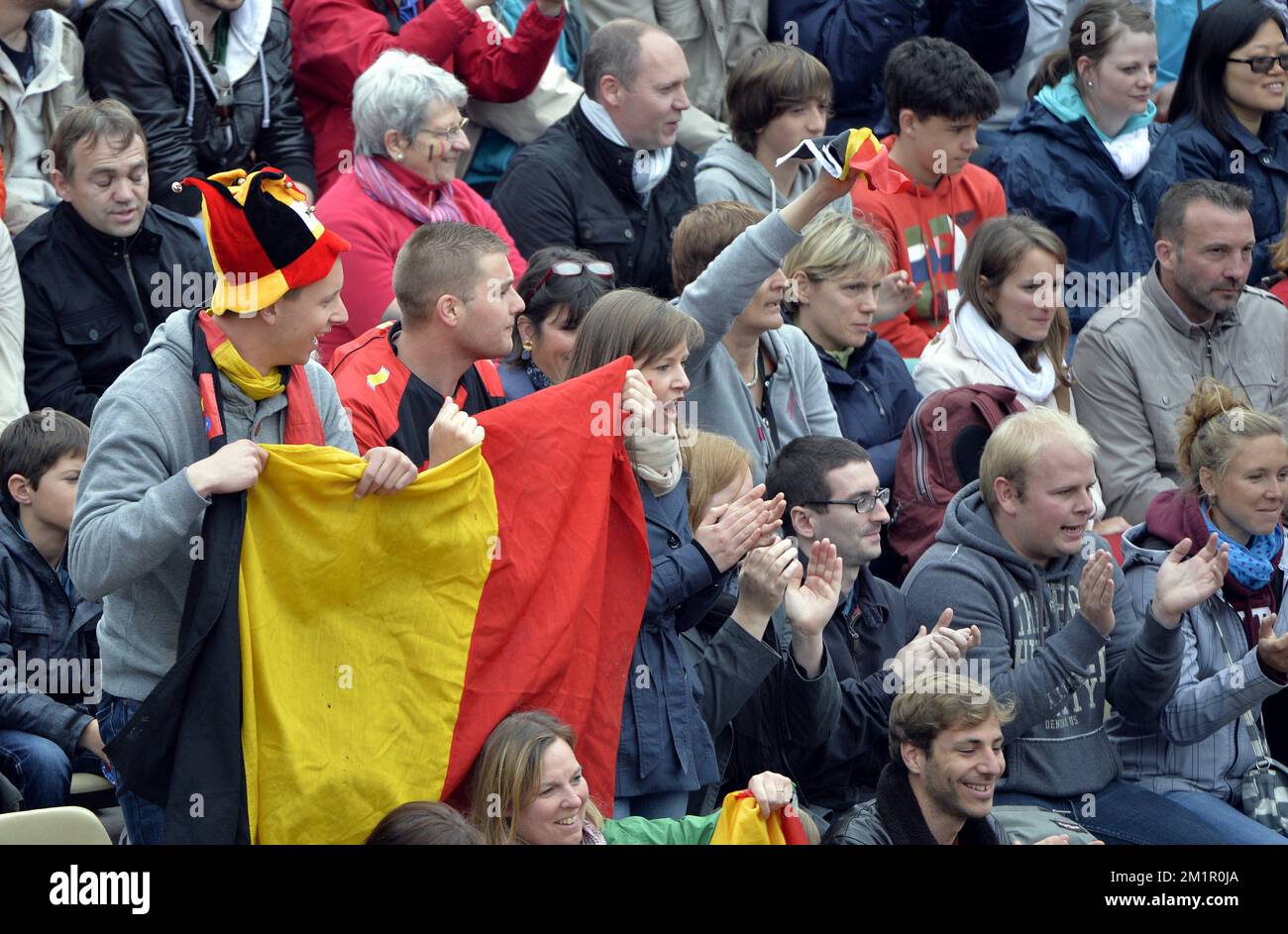 Les fans belges photographiés lors du match entre l'Italien Francesca Schiavone (WTA 50) et le Belge Kirsten Flipkens (WTA 21) lors du deuxième tour du tournoi Roland Garros 2013, ouvert au stade Roland Garros à Paris, le vendredi 31 mai 2013. Le tournoi de tennis Roland Garros Grand Chelem se déroule du 21 mai au 09 juin 2013. BELGA PHOTO ERIC LALMAND Banque D'Images