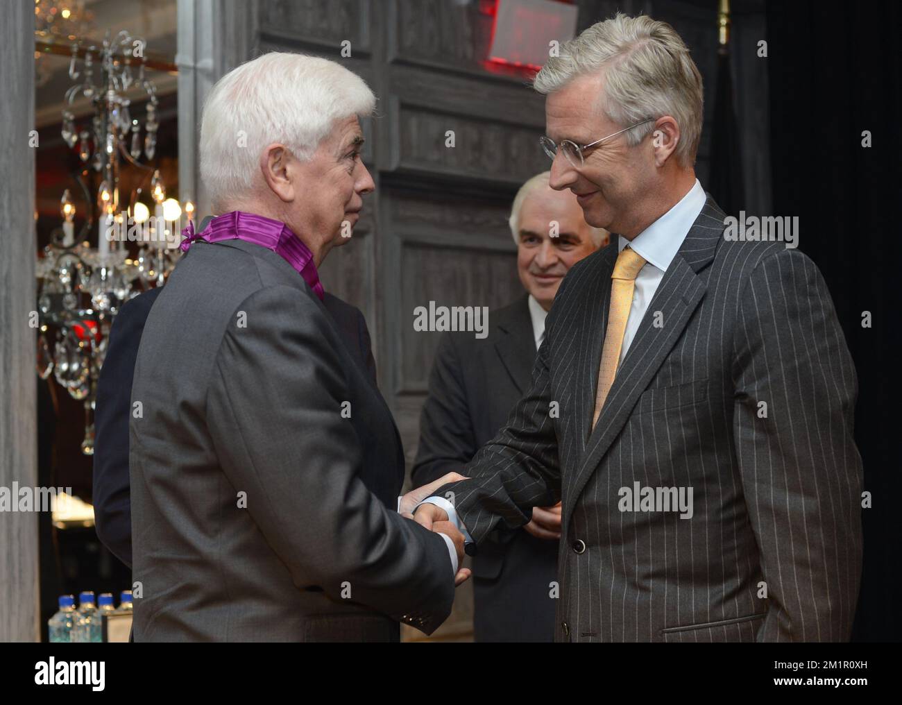 Christopher Dodd, ancien sénateur et président-directeur général de la Motion Picture Association of America reçoit l'ordre de décoration Leopold du prince héritier Philippe de Belgique, le mardi 04 juin 2013, lors d'une mission économique du prince Philippe de Belgique aux États-Unis. BELGA PHOTO DIRK WAEM Banque D'Images
