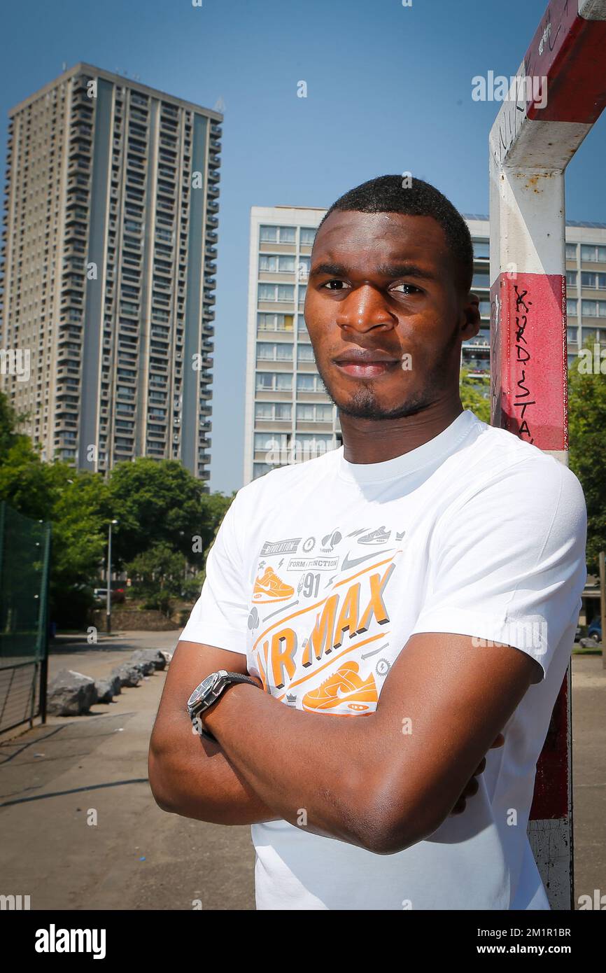 Christian Benteke pose pour le photographe lors d'un moment de presse alors que le joueur de football Christian Benteke reçoit le livre de Raf Willems intitulé « la sympathie pour les Devils, de Belgen in de Premier League » sur les joueurs de Red Devils jouant dans les clubs de football d'Angleterre, samedi 08 juin 2013. Benteke a fait une belle saison avec Aston Villa, comme d'autres joueurs belges, Simon Mignolet, Vincent Kompany, Thomas Vermaelen, Jan Vertonghen, Moussa Dembele, Marouane Fellani, Kevin Mirallas, Eden Hazard et Romelu Lukaku. Banque D'Images