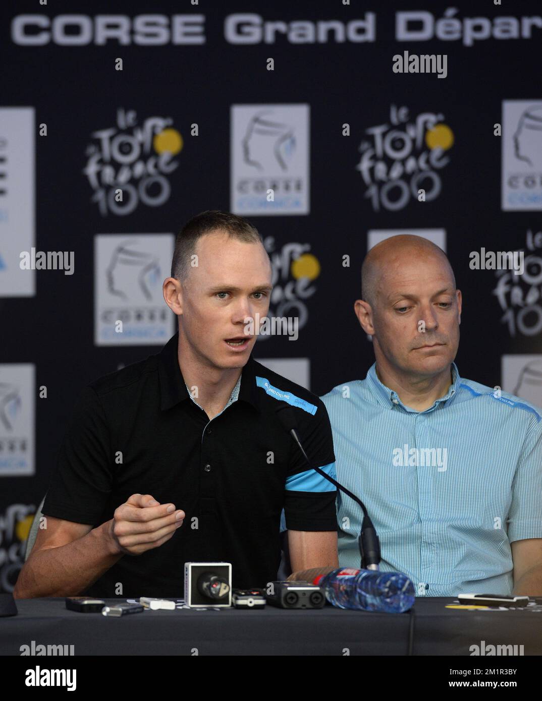 Chris Froome de Great Britiain de Team Sky et Dave Brailsford, directeur de l'équipe, photographiés lors d'une conférence de presse, avant le « Grand départ » de l'édition 2013 de la course cycliste Tour de France, à Porto-Vecchio, Belgique, jeudi 27 juin 2013. L'édition 100th du Tour de France commence avec la scène Porto-Vecchio - Bastia. PHOTO DE BELGA Banque D'Images