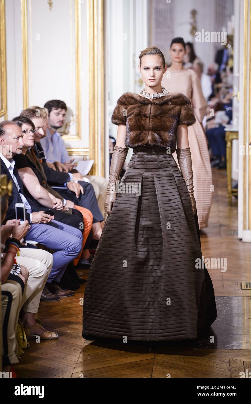 L'illustration montre le défilé féminin de mode automne-hiver 2013 haute  Couture du designer belge Edouard Vermeulen pour Natan, lundi 01 juillet  2013, à l'ambassade de Belgique à Paris, France. BELGA PHOTO LAURIE